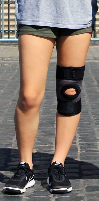 Hinged orthopedic knee brace